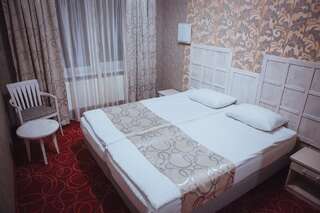 Отель Magnum Берегово Стандартный двухместный номер с 2 отдельными кроватями-1